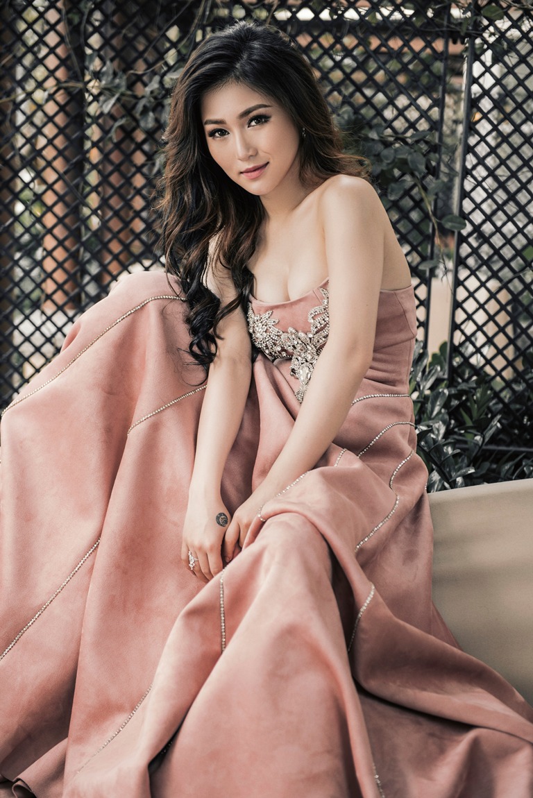 Hương Tràm không cần hở hang vẫn gợi cảm hết cỡ